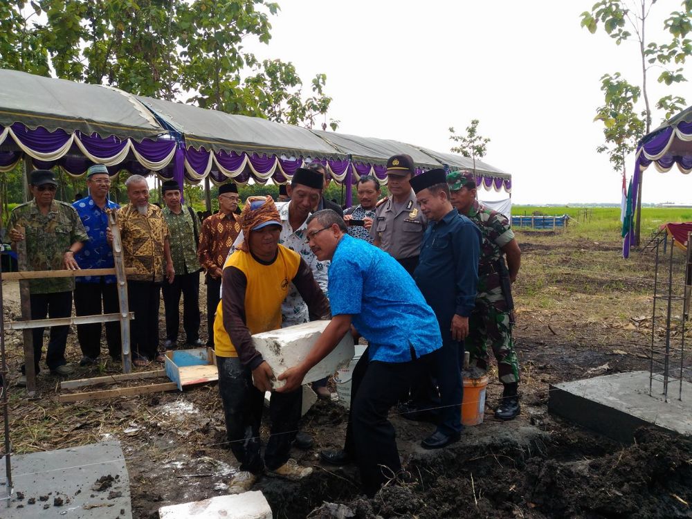 Bapak CAMAT Kedungtuban DASIRAN, M.Si turut serta dalam prosesi peletakan batu pertama pembangunan Kampus II Ponpes At Tajdid Muhammadiyah